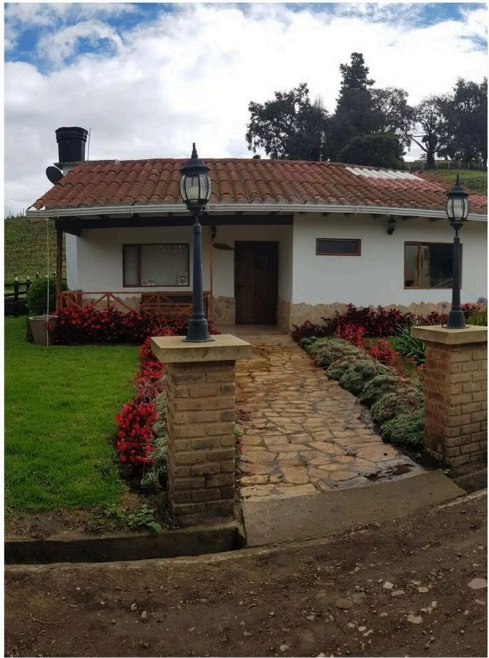 Casa Cottage — Exterior con jardín