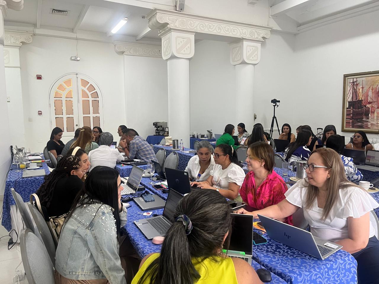Sesión estratégica con laptops